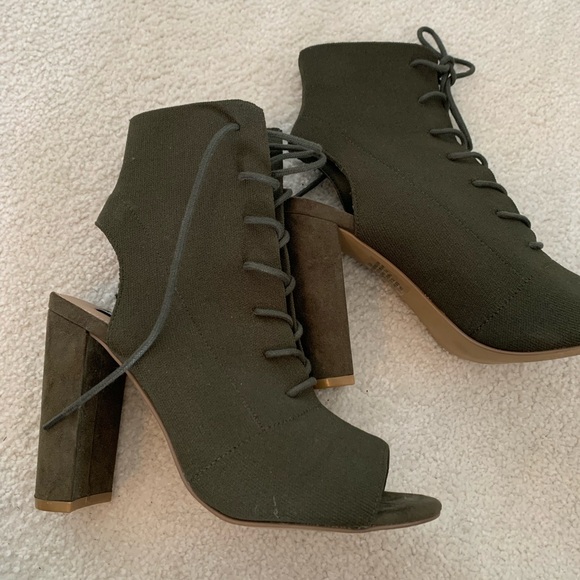 Beautiful green Steve Madden open heel booties - Picture 6 of 7